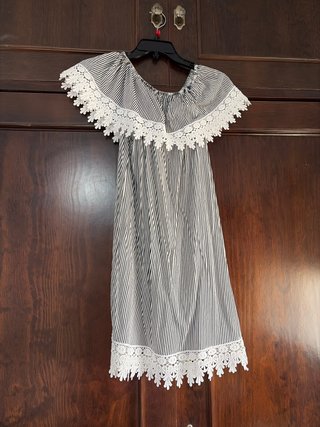 Vestido de rayas con encaje