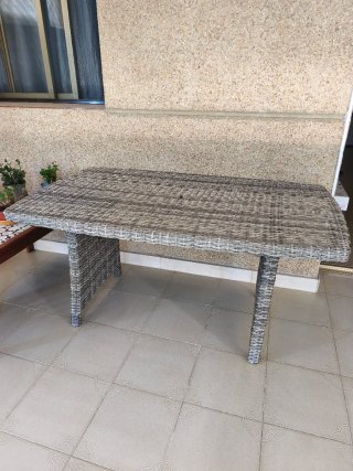 Mesa de terraza ratán gris