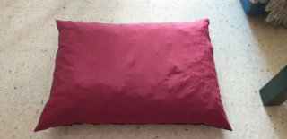Cama para mascota rosa/roja medidas 90 x 67 cm.