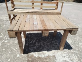 Sofá y mesa de madera