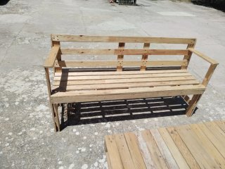 Sofá y mesa de madera