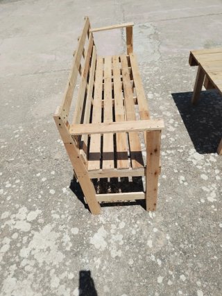 Sofá y mesa de madera