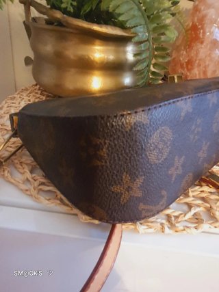Borsa in pelle marrone con dettagli oro