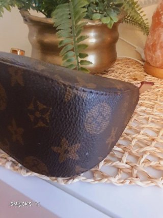 Borsa in pelle marrone con dettagli oro