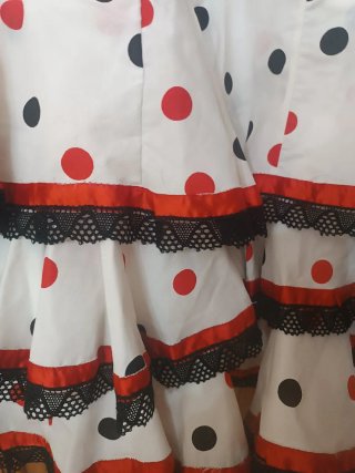 Conjunto, de falda y blusa , con tela, sobran te ,