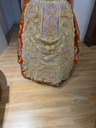Traje de Fallera naranja y dorado