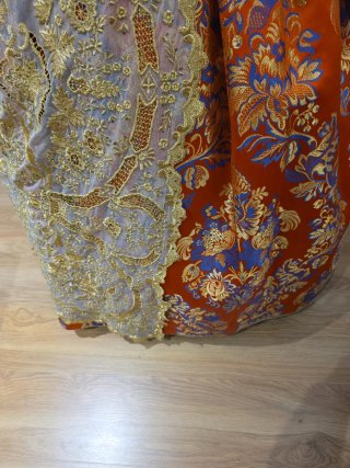 Traje de Fallera naranja y dorado