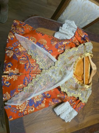 Traje de Fallera naranja y dorado