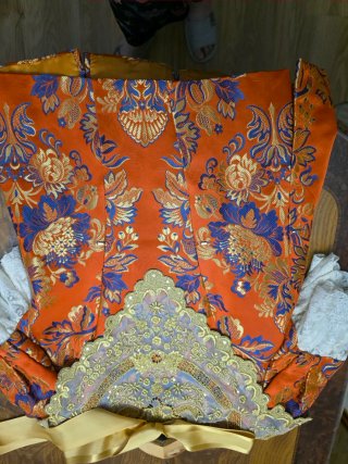 Traje de Fallera naranja y dorado