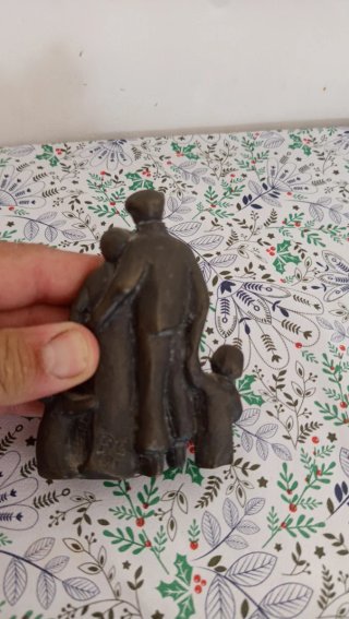 Escultura de bronce familiar firmada
