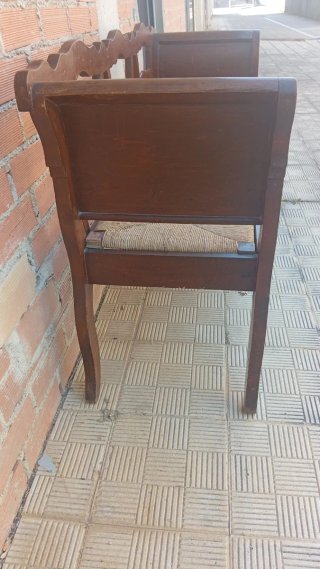tresillo de madera con asiento de mimbre