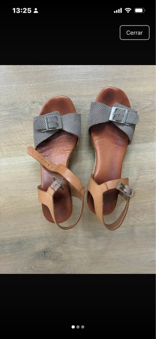 Sandalias de piel marrón y gris