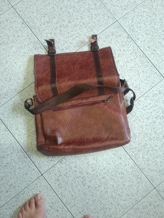 Mala tiracolo em pele castanha