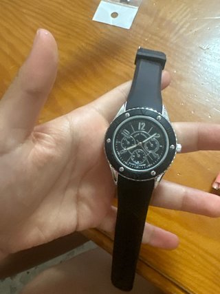 Reloj de pulsera plateado y negro