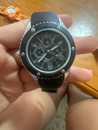 Reloj de pulsera plateado y negro