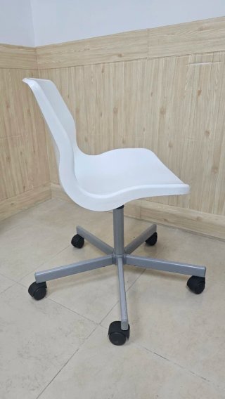 Silla de oficina giratoria blanca