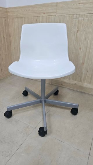 Silla de oficina giratoria blanca