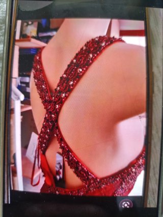 Vestido de fiesta rojo con pedrería