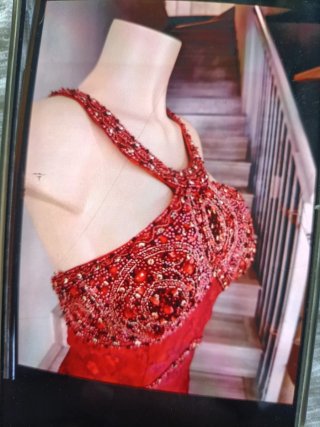 Vestido de fiesta rojo con pedrería