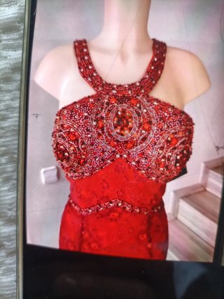 Vestido de fiesta rojo con pedrería