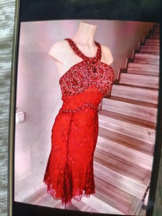 Vestido de fiesta rojo con pedrería