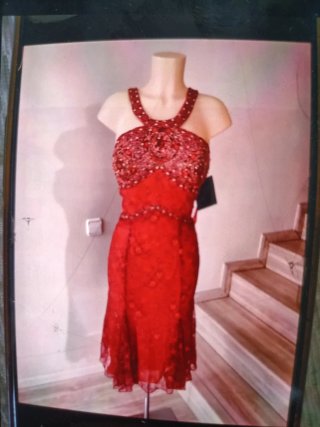 Vestido de fiesta rojo con pedrería