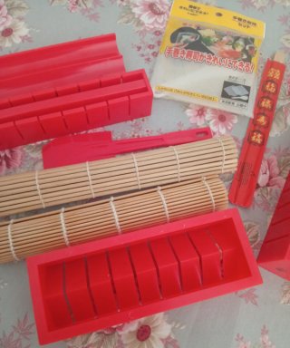 Kit para hacer sushi - Rojo y Bambú de marca Aya.