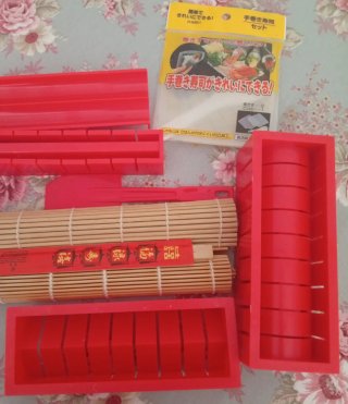 Kit para hacer sushi - Rojo y Bambú de marca Aya.