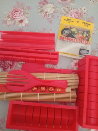 Kit para hacer sushi - Rojo y Bambú de marca Aya.
