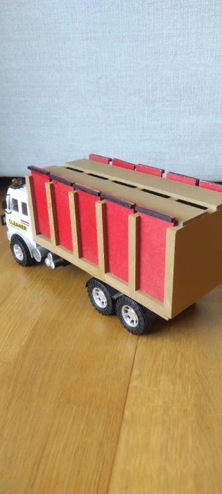 Camión de juguete transporte de toros.