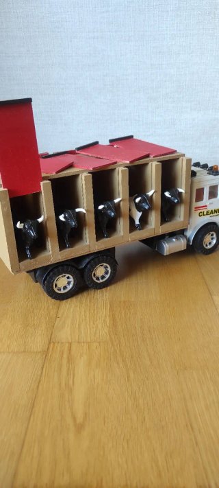 Camión de juguete transporte de toros.