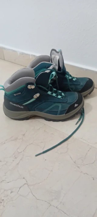 Botas de montaña verdes