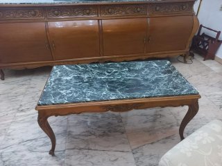 Mesa baja de salón con tapa de mármol verde