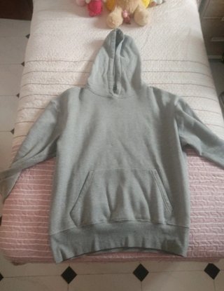 Sudadera básica gris con capucha
