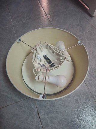 Lámpara de techo beige y blanca