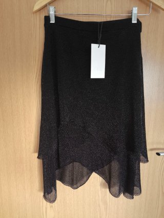 Falda gris de brillo con volantes de Zara