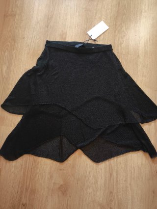 Falda gris de brillo con volantes de Zara