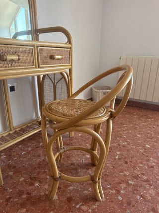 Tocador de mimbre con taburete