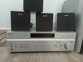 Amplificador Sony con 5 altavoces y subwoofer.