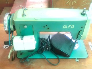Máquina de Coser Alfa Antigua