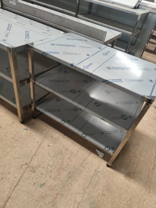 MESA ACERO INOXIDABLE CON ESTANTES MIRA MI PERFIL