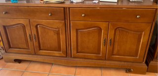 Vitrina de madera con puertas cristal y cajonera