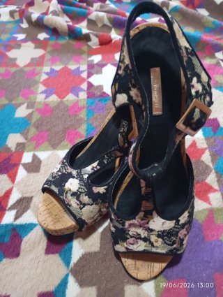Sandalias de encaje floral