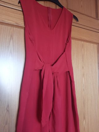 Mono rojo granate con cinturón
