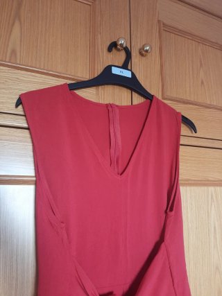 Mono rojo granate con cinturón
