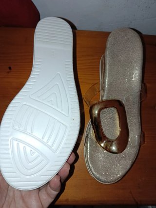 Chanclas doradas con hebilla