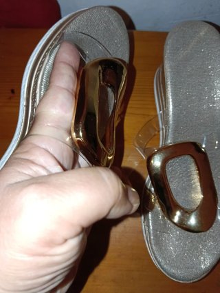 Chanclas doradas con hebilla