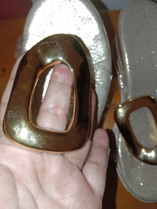 Chanclas doradas con hebilla