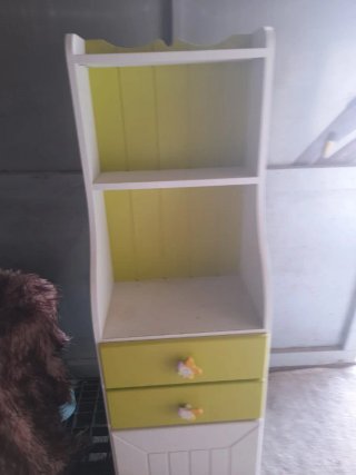 Mueble infantil con cajón y estantes