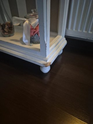 Estantería de madera blanca